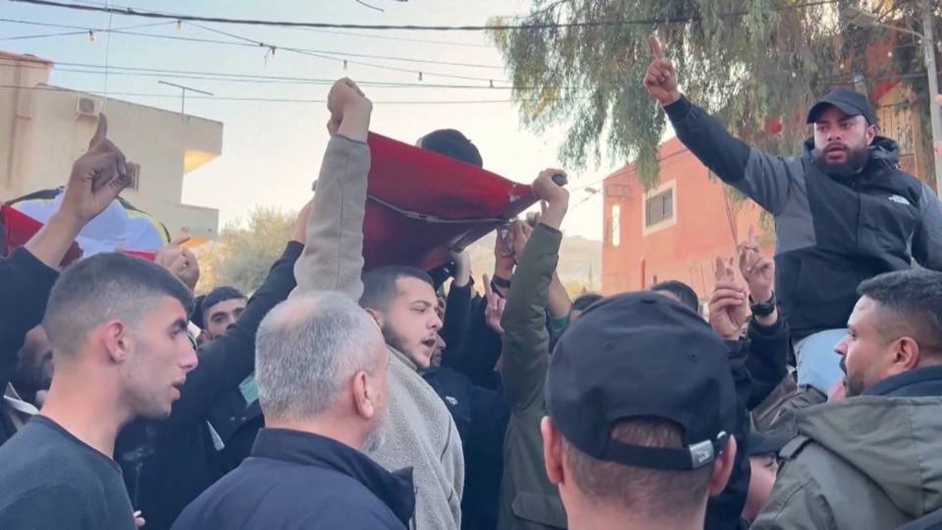 Escalación en Gaza: Los ataques aéreos cobran vidas, las conversaciones de alto el fuego ofrecen un rayo de esperanza.