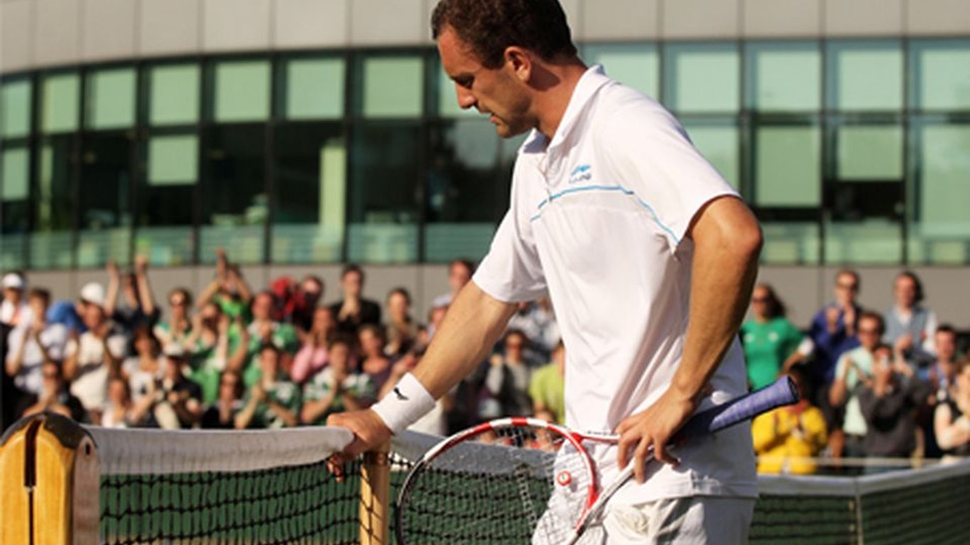 El libro galardonado de Conor Niland revela las duras realidades de la vida en el tenis profesional.