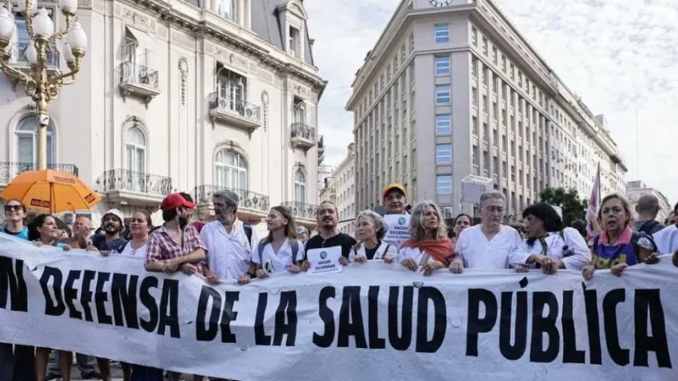 Renuncia masiva de médicos en Argentina agrava crisis de salud pública y emergencias