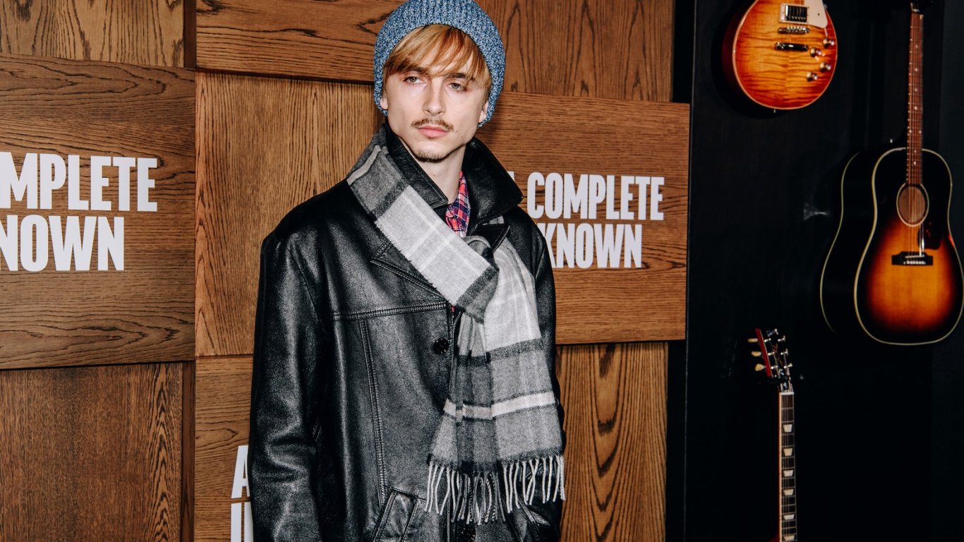 Timothée Chalamet canaliza el icónico estilo de Bob Dylan en el estreno de una película en Nueva York.