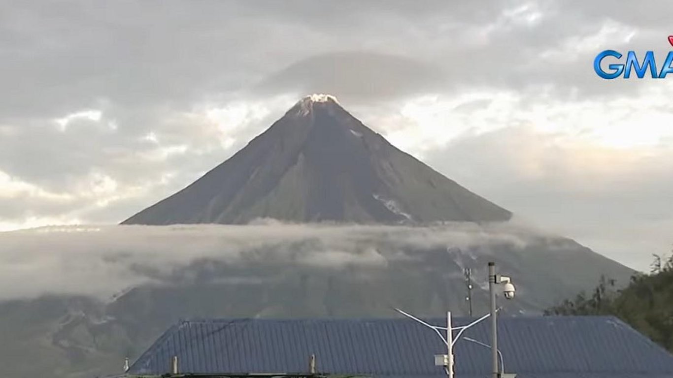 Residentes de Albay en alerta máxima ante la amenaza de flujos de lahar del volcán Mayon debido a las intensas lluvias.