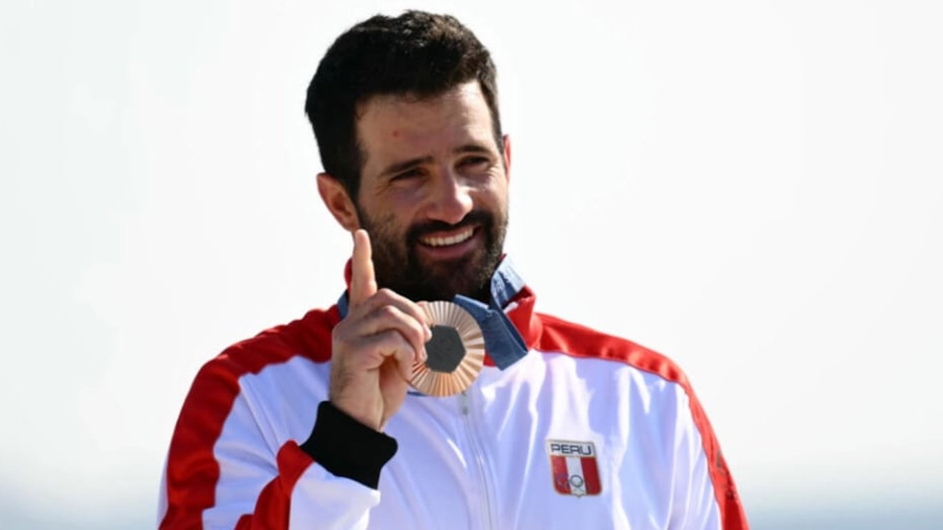 "Stefano Peschiera brings hope to Peru with his bronze in sailing at Paris 2024."