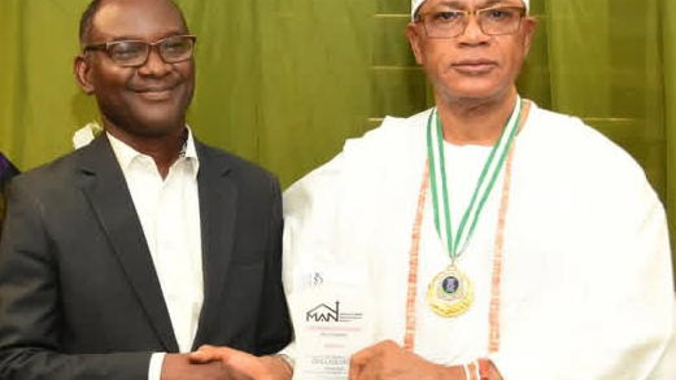 Yinka Kolawole gana el Premio de Personalidad de los Medios MAN 2024 por su Impacto en el Periodismo Excepcional.