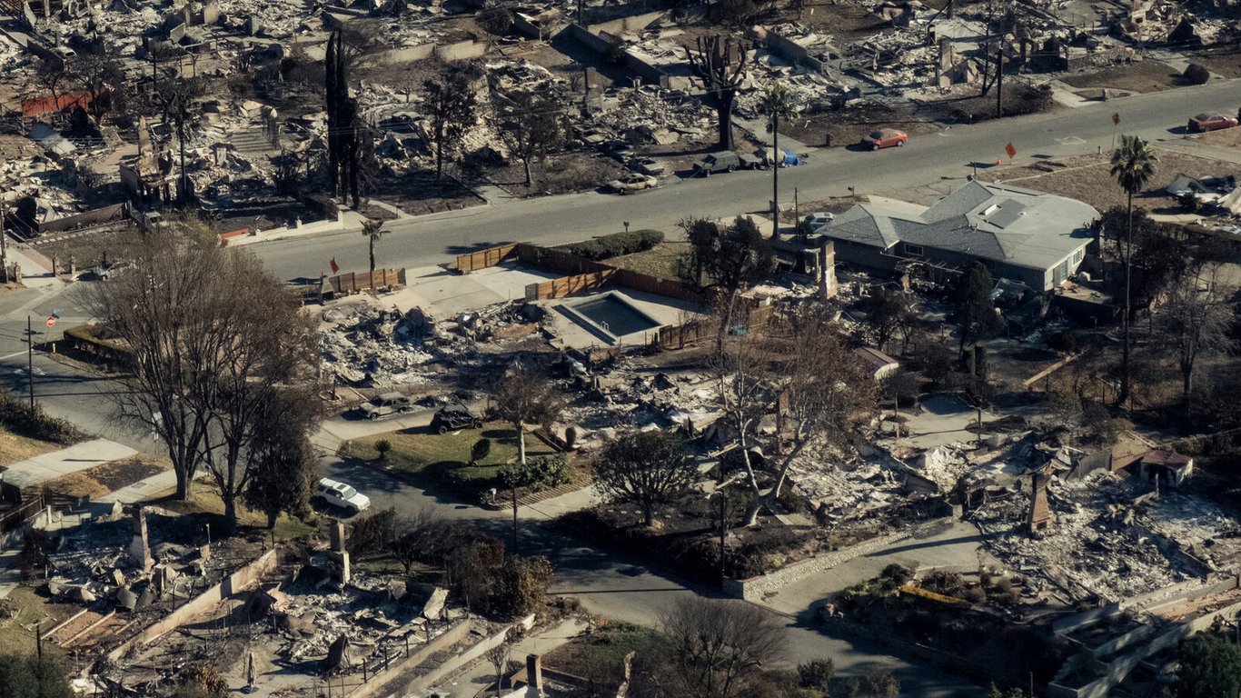 California insta a las aseguradoras a simplificar el proceso de reclamaciones para las víctimas de incendios forestales.