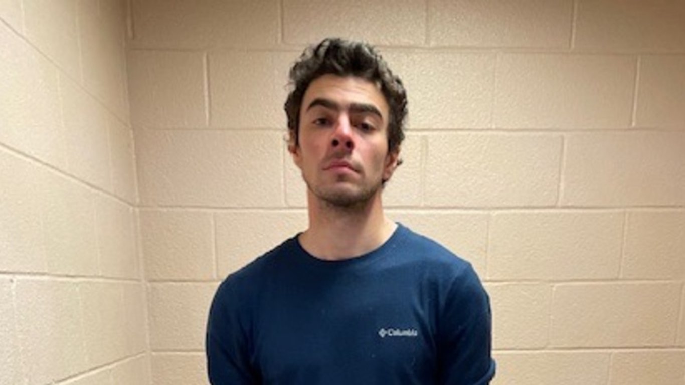 El tumultuoso viaje de Luigi Mangione en prisión: un caso de asesinato que conmueve a la nación.