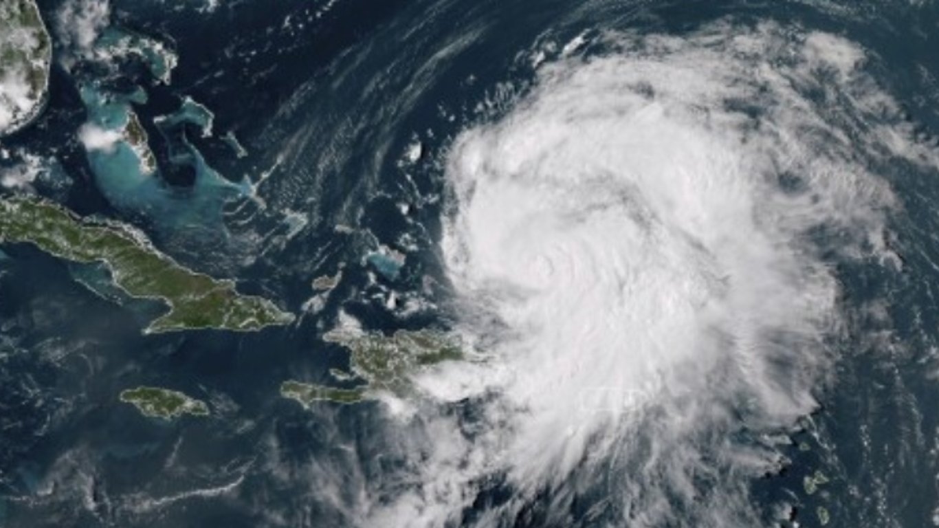 Huracán Ernesto se acerca a Bermudas y genera evacuaciones y preparativos urgentes