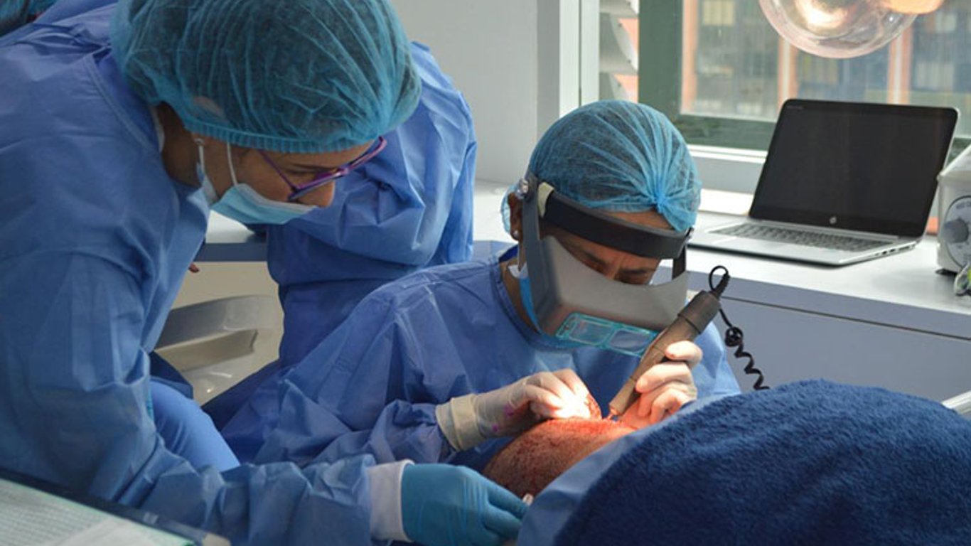 Auge de implantes capilares entre celebridades colombianas: un cambio cultural profundo