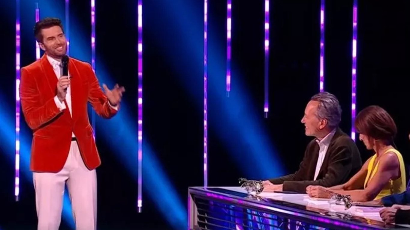 Richard E. Grant sorprende como juez en la semifinal de El Cantante Enmascarado