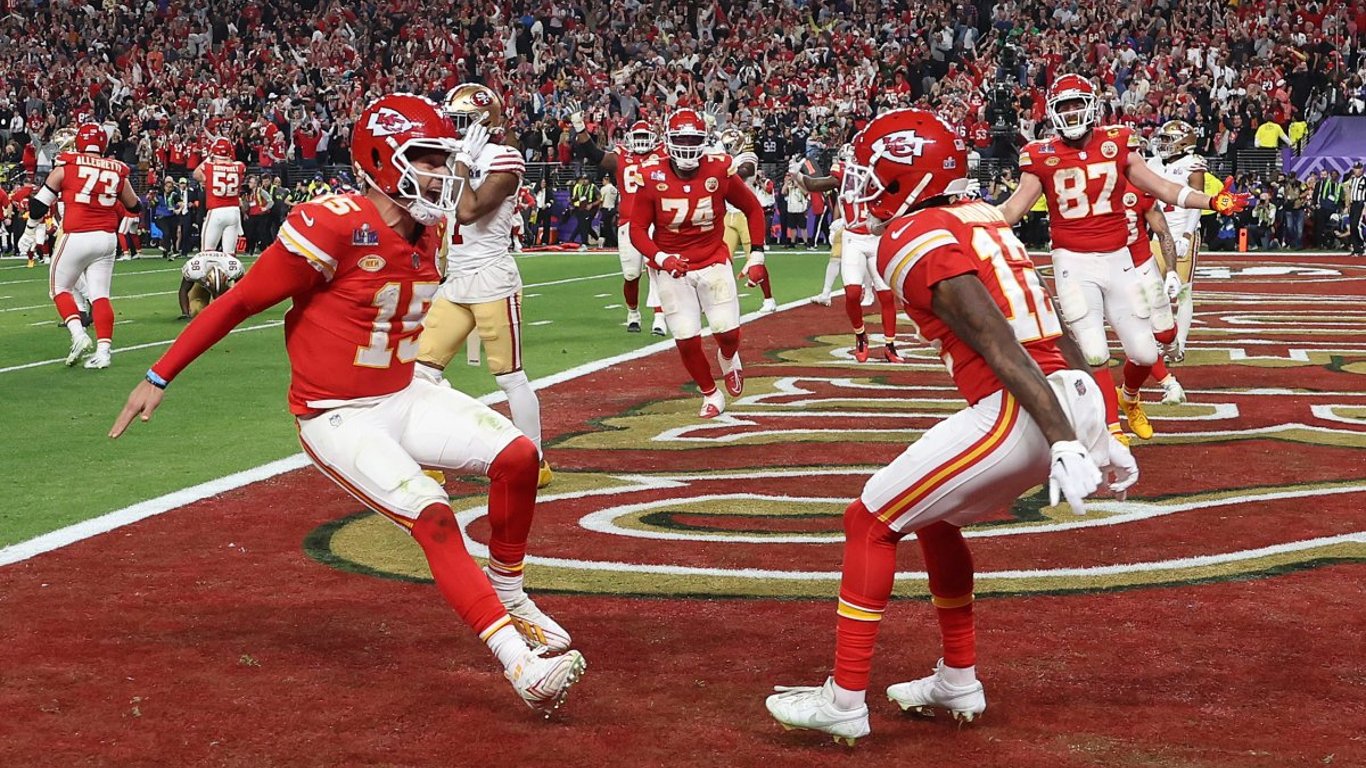 Las jugadas engañosas de los Chiefs encienden la emoción del Super Bowl mientras Reid y Mahomes apuntan a la gloria.