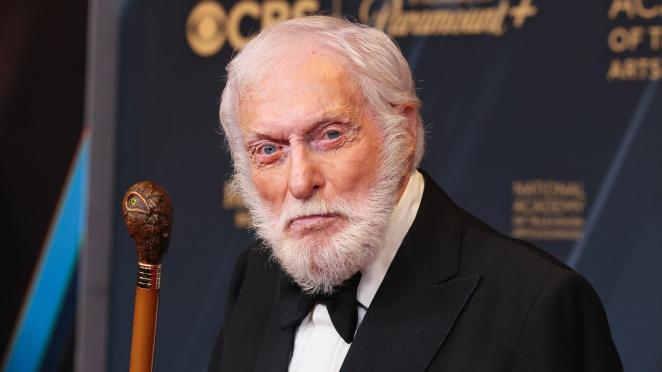 Los vecinos de Dick Van Dyke lo salvan de los incendios forestales de Malibu en un acto de heroísmo.