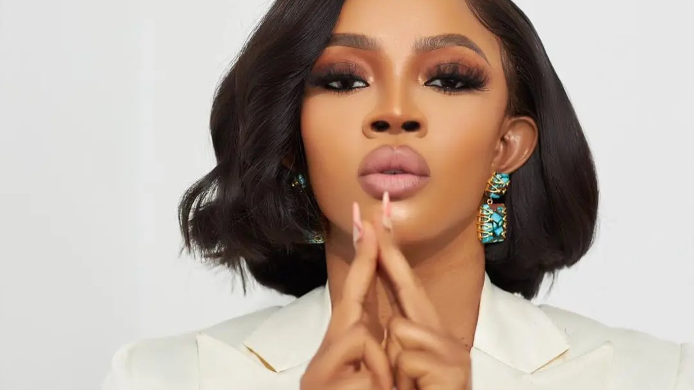 Empoderando a las Mujeres para Abrazar sus Deseos: Toke Makinwa Desafía las Normas Sociales