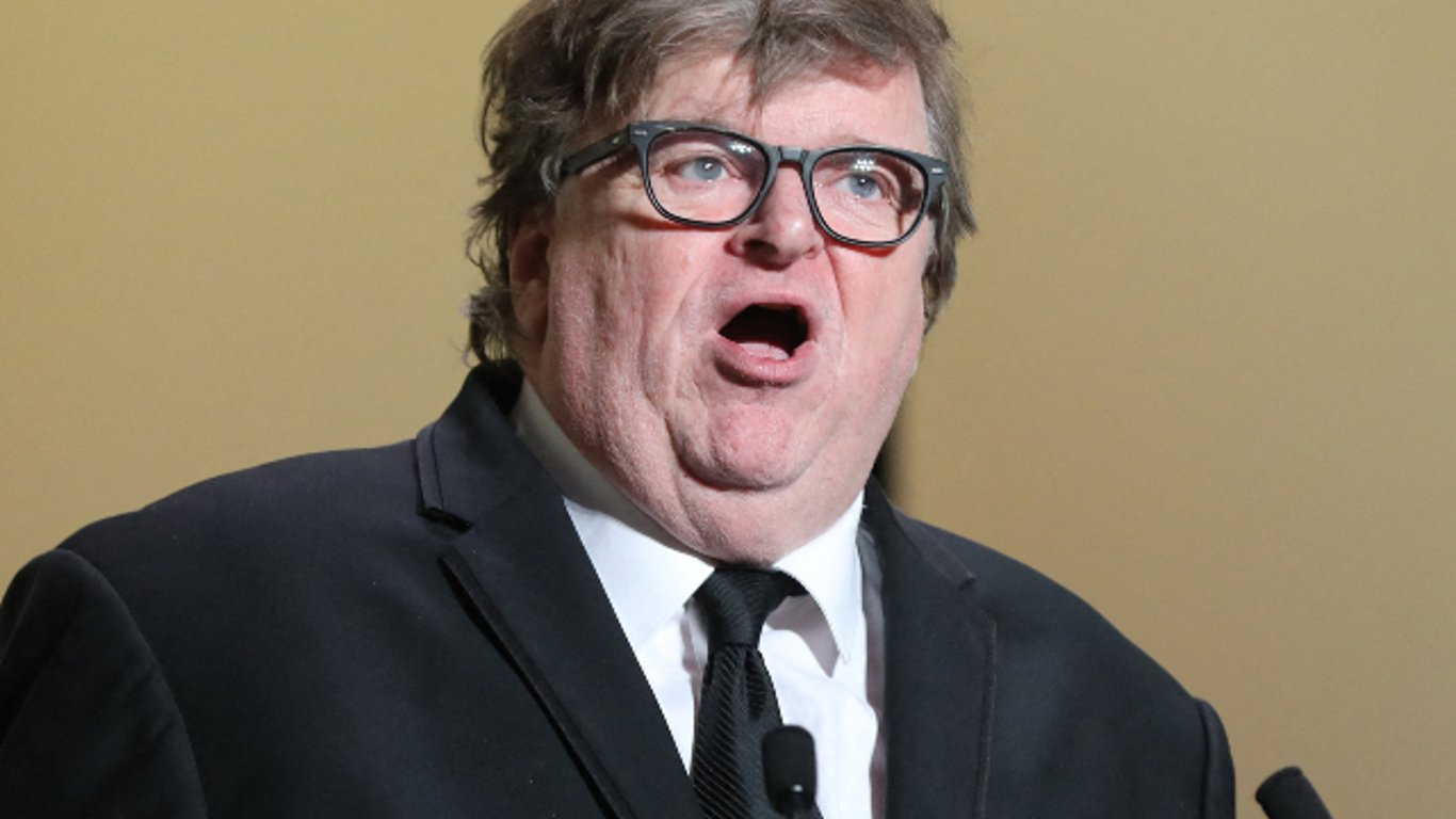 El cineasta Michael Moore provoca un debate sobre la ira, la violencia y la reforma del sistema de salud.