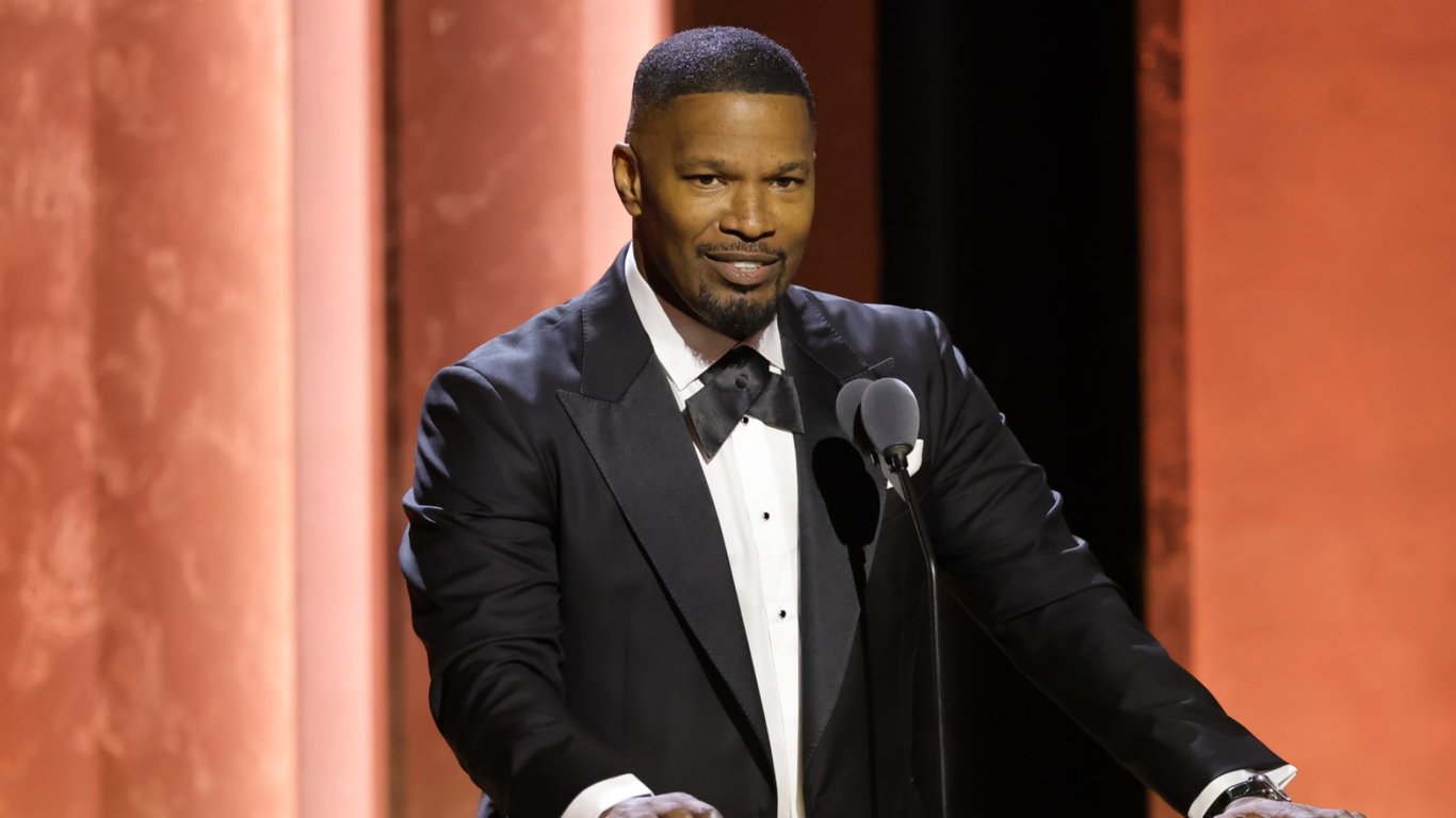 Jamie Foxx herido en pelea de cumpleaños, recuperación complicada por problemas de salud.