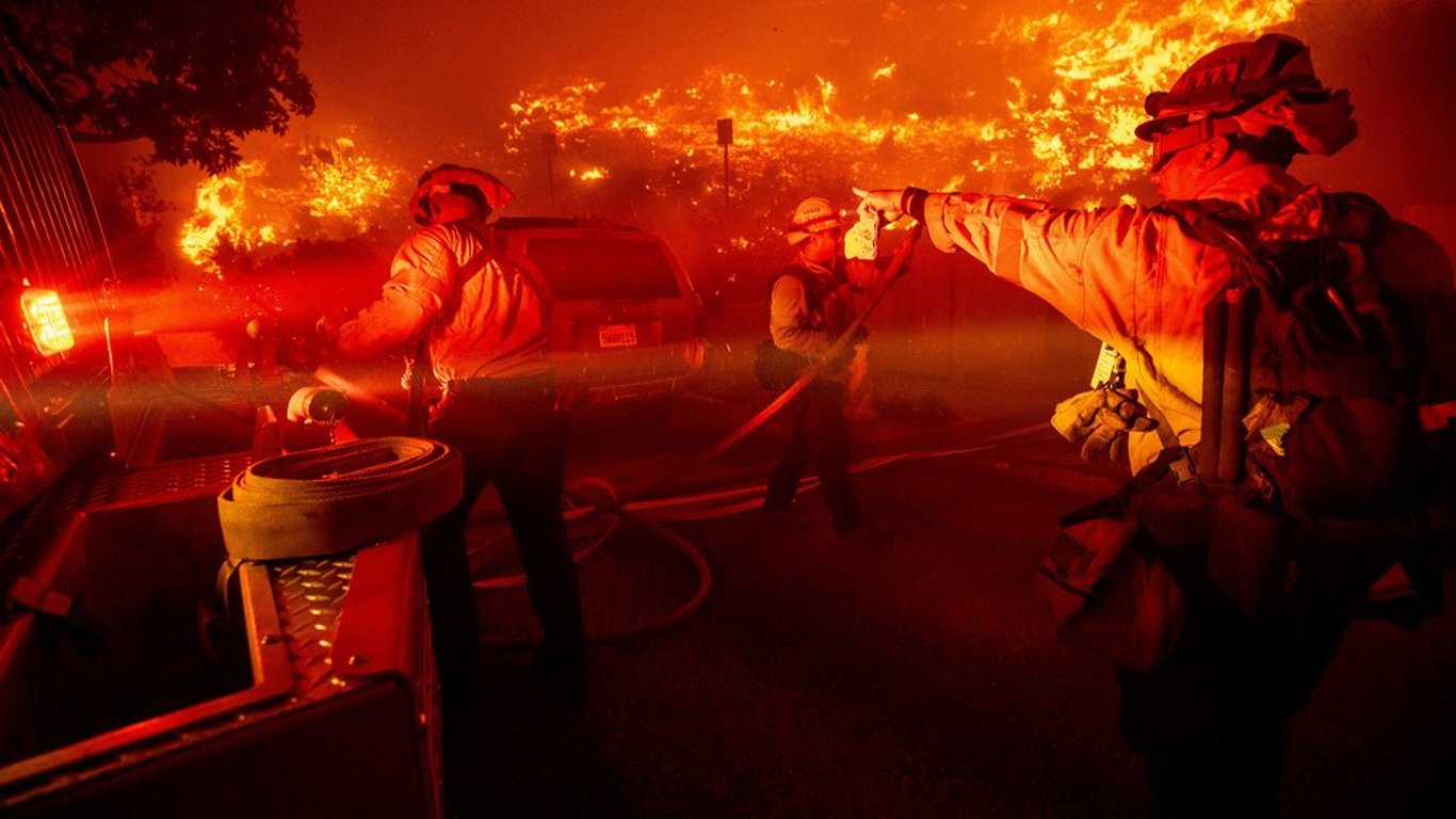 Los incendios forestales obligan a evacuar Malibu mientras las llamas amenazan hogares y celebridades por igual.