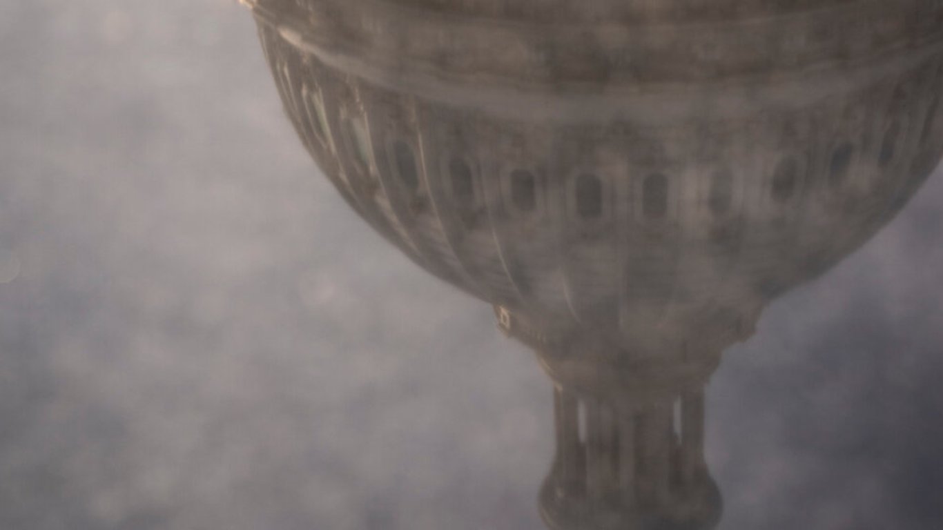 La audaz postura de Trump sobre el límite de deuda genera tensión antes de un histórico enfrentamiento político.