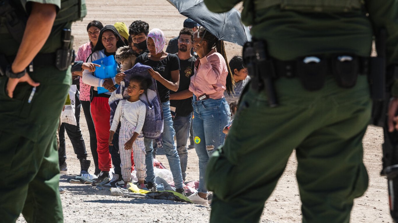 Las protecciones de salud de los niños inmigrantes en riesgo a medida que se reanuda la presidencia de Trump.
