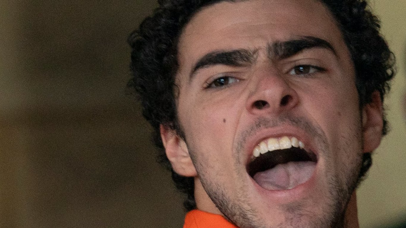 Muerte trágica de ejecutivo de salud desata debate sobre empatía y responsabilidad corporativa.