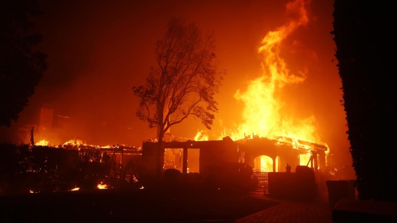 Incendios en Los Ángeles arrasan hogares de celebridades y desatan solidaridad