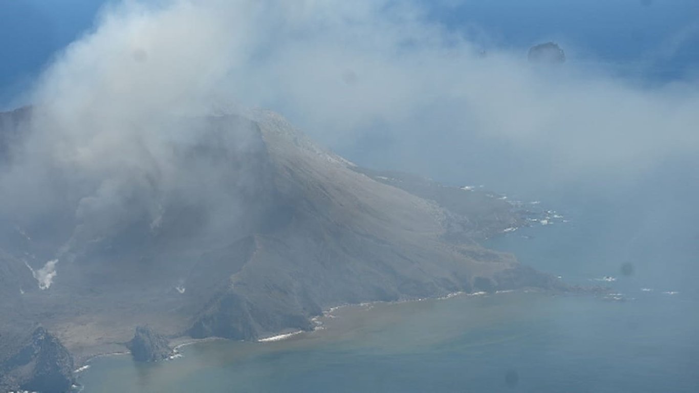 La amenaza eruptiva de Whakaari/White Island crece mientras se eleva el nivel de alerta de aviación a naranja.
