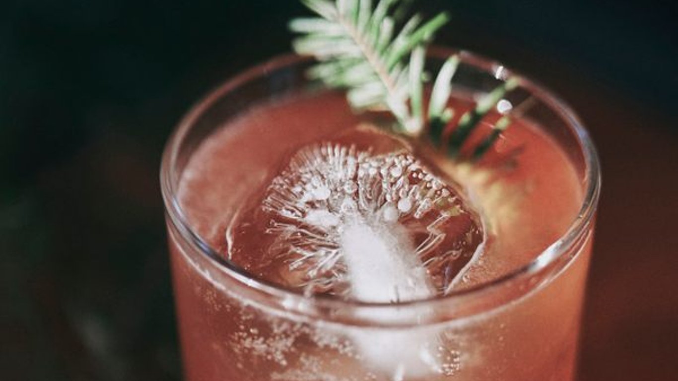 Sumérgete en la Temporada: Descubre Cócteles Navideños Atemporales para Elevar tus Celebraciones.