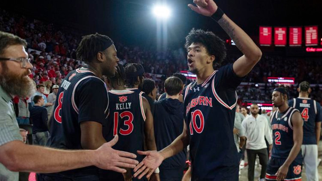 Fin de Semana de Enfrentamientos en el Baloncesto Universitario: Se Avecinan Encuentros Épicos y Regresos Emocionantes