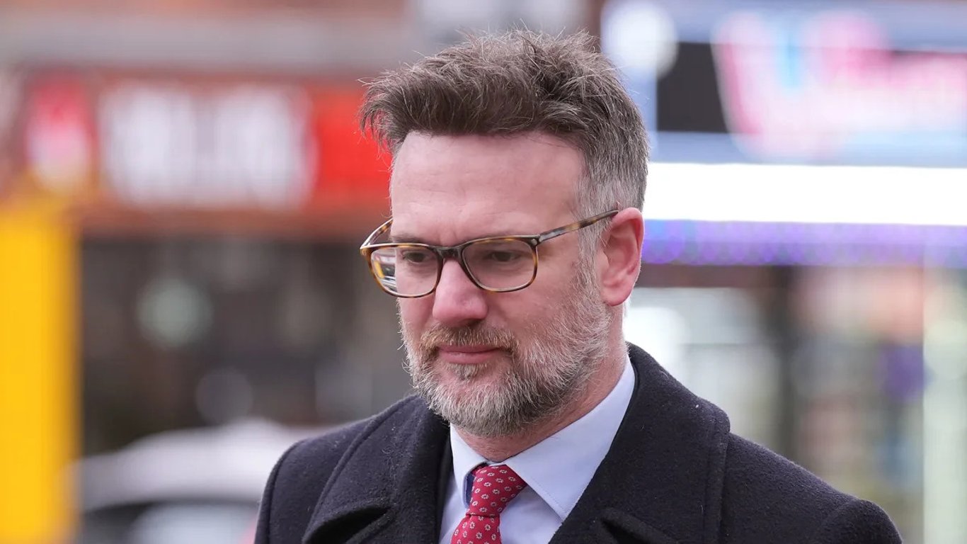 Se desarrolla un drama judicial mientras la estrella de Bargain Hunt enfrenta acusaciones de abuso y control.