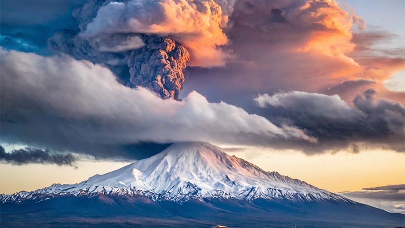 La alarmante actividad del monte Spurr genera temores de una erupción inminente cerca de Anchorage.