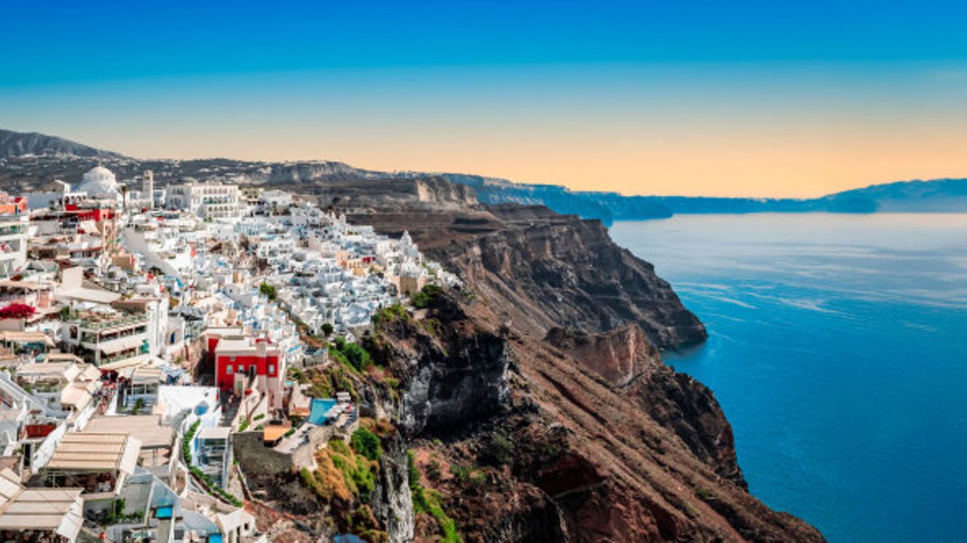 Santorini: Donde la Belleza Impresionante Se Encuentra con la Resiliencia de la Furía de la Naturaleza.