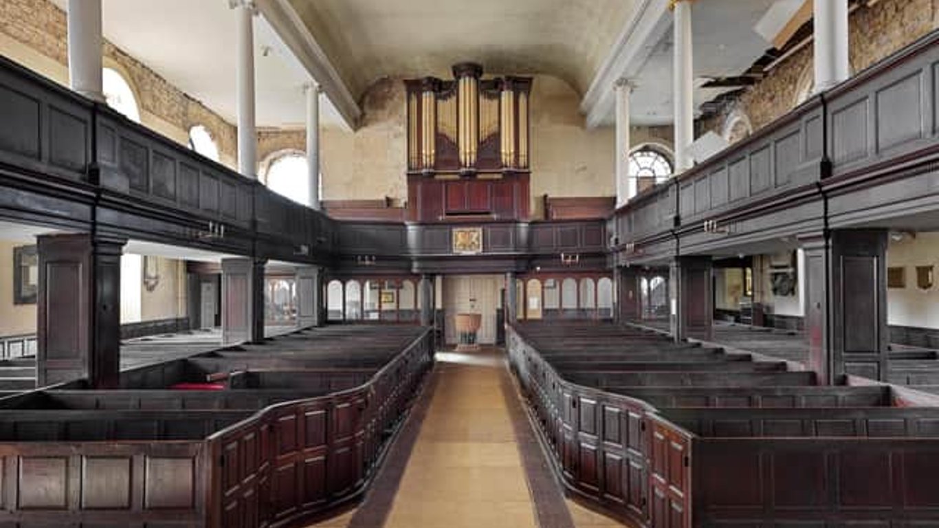 Los aprendices de oficios tradicionales revitalizan una iglesia histórica en Lancaster mientras perfeccionan habilidades esenciales.