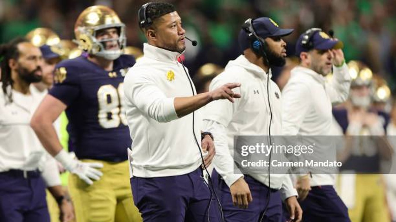 Notre Dame enfrenta incertidumbre a medida que los cambios de entrenadores y los movimientos en la plantilla moldean el futuro.