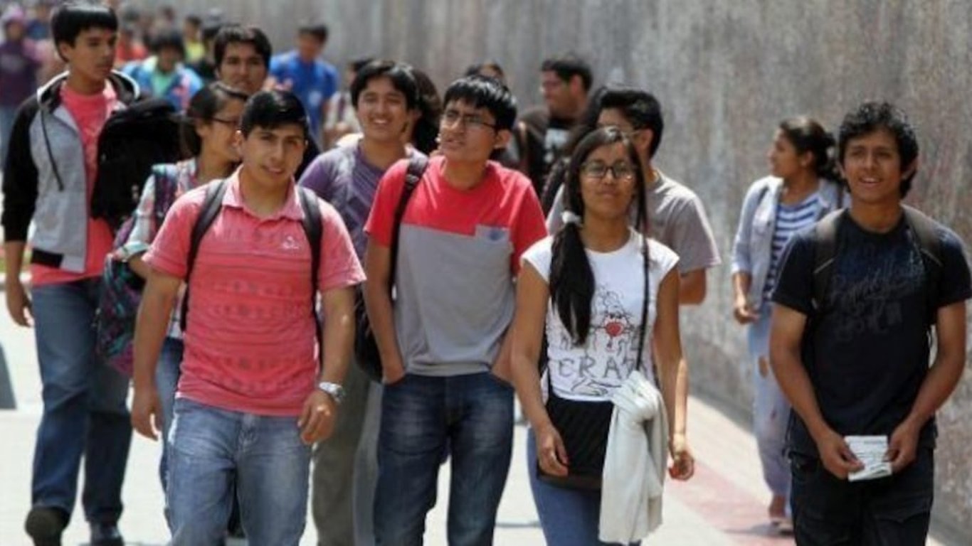 Jóvenes peruanos deben involucrarse en política para el futuro del país, dice Burneo