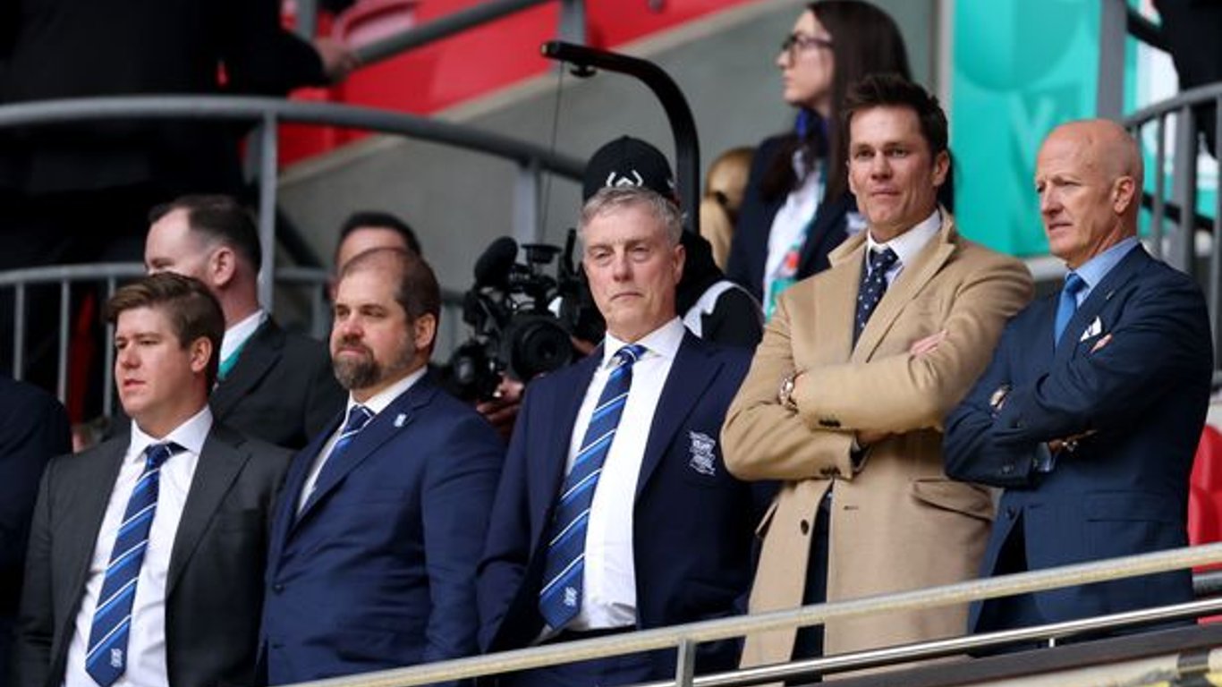 Tom Brady celebra el ascenso del Birmingham City a pesar de la derrota en la EFL Trophy en Wembley.