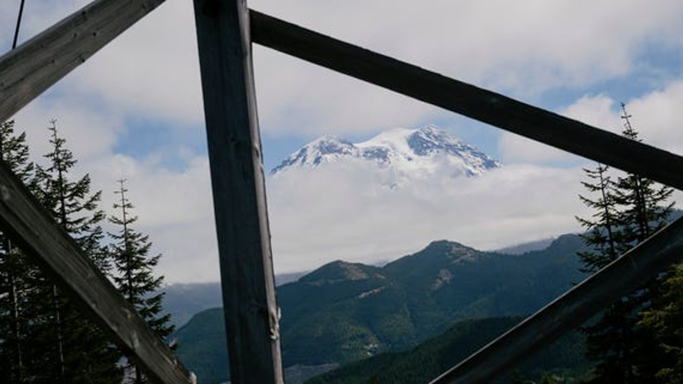 La creciente amenaza de la lahar del Monte Rainier: las comunidades se preparan para la furia oculta de la naturaleza.