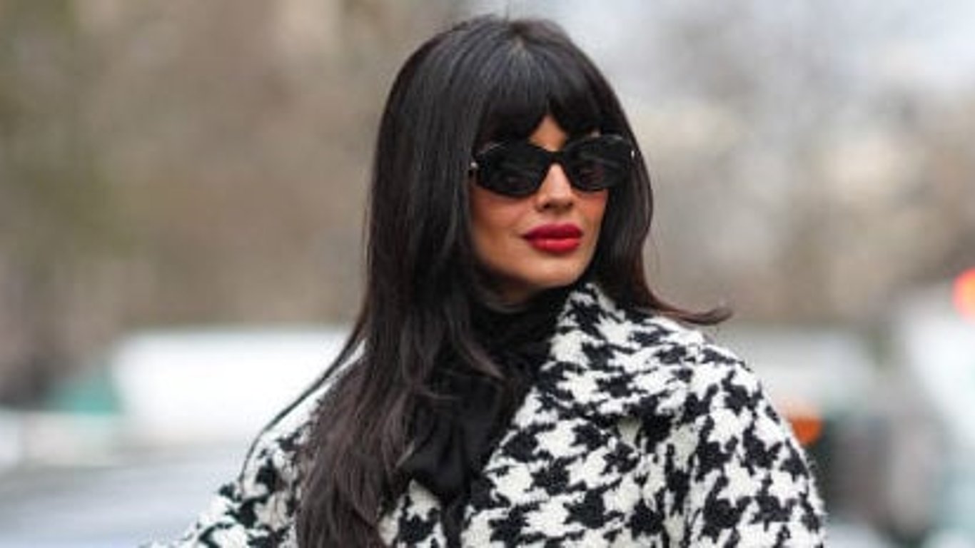 Jameela Jamil enfrenta críticas por comentario controvertido sobre el caso del presunto asesino.