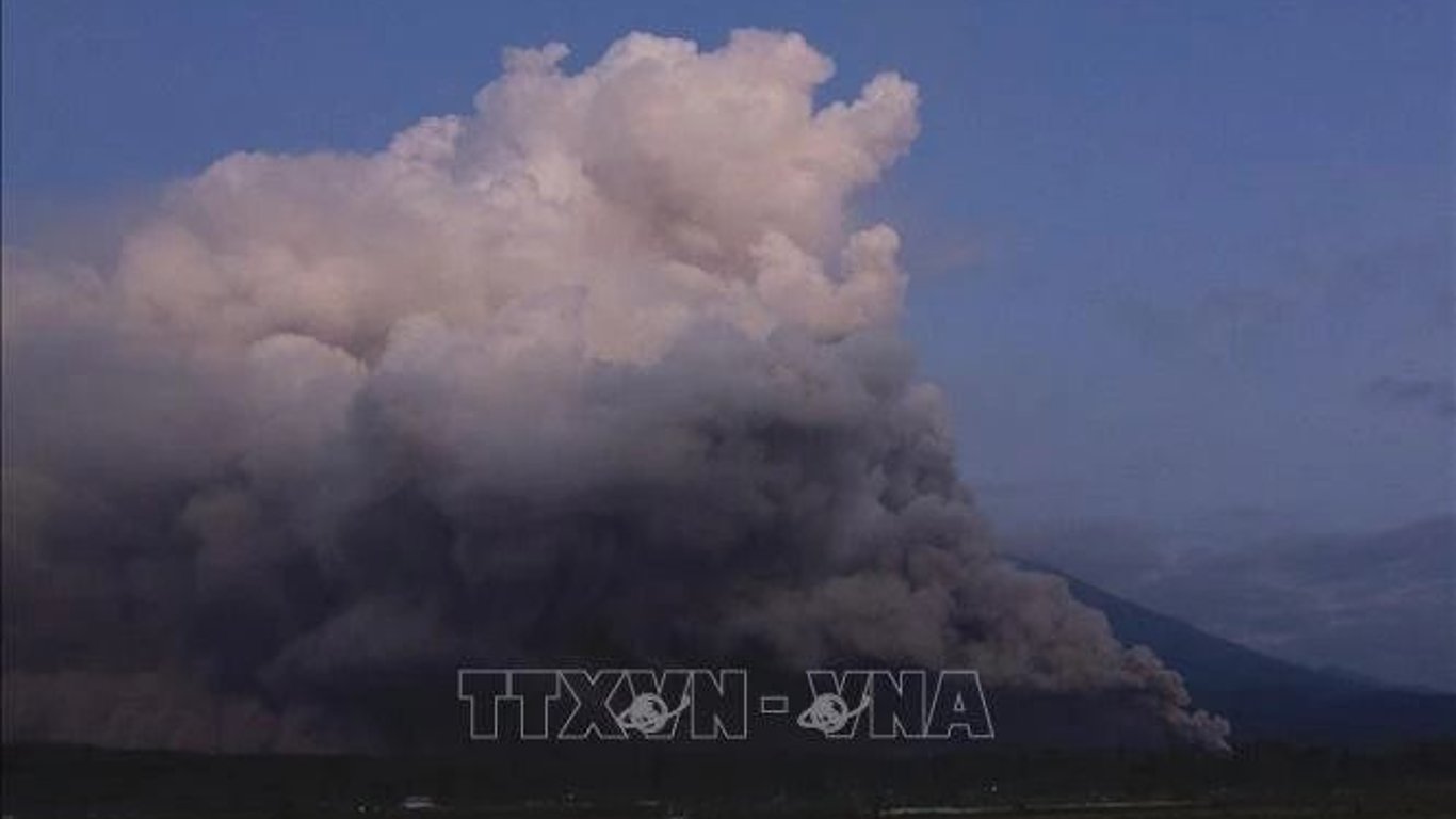 El monte Semeru erupciona siete veces en seis horas, las autoridades emiten advertencias de seguridad urgentes.