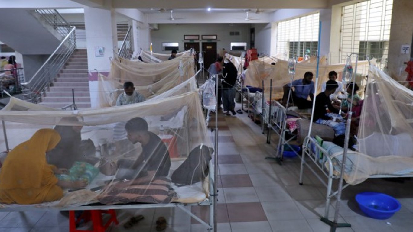 Brote de dengue en Bangladés alcanza niveles alarmantes con más de 100,000 hospitalizados.