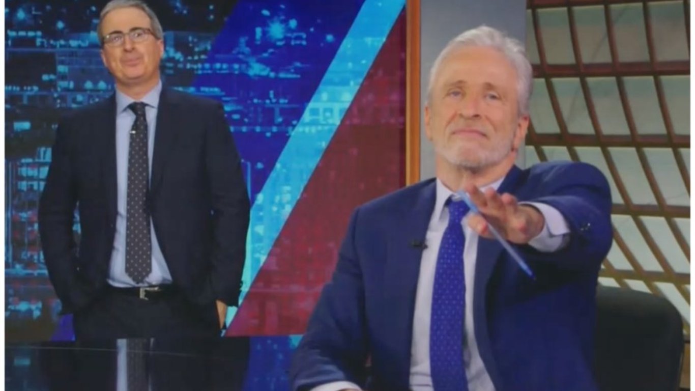 El sorpresivo regreso de John Oliver provoca risas y conversaciones serias sobre el cambio en la monarquía de América.