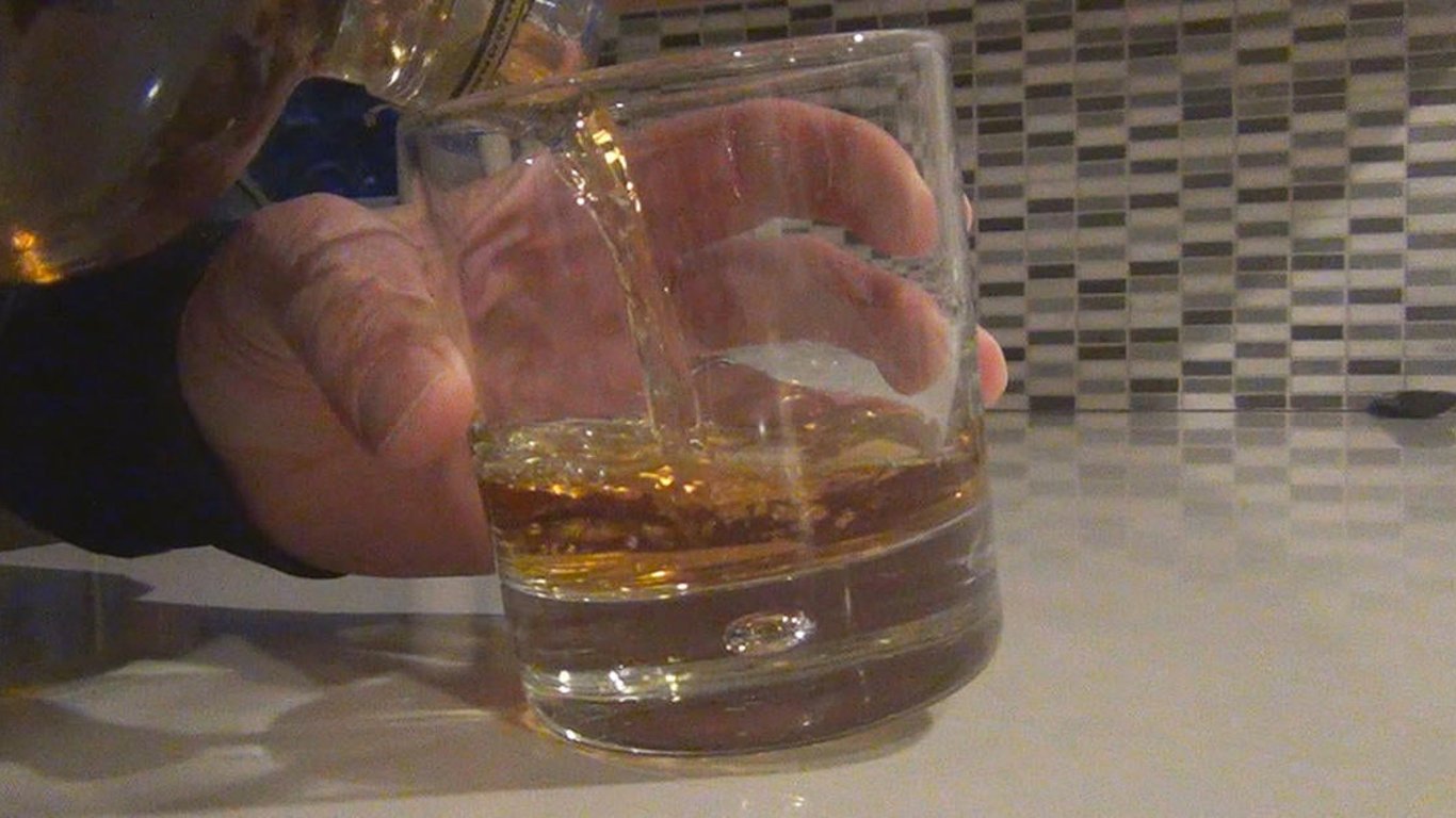 El Cirujano General Insta a Etiquetas de Advertencia sobre el Alcohol ante el Urgente Debate sobre los Riesgos de Cáncer.