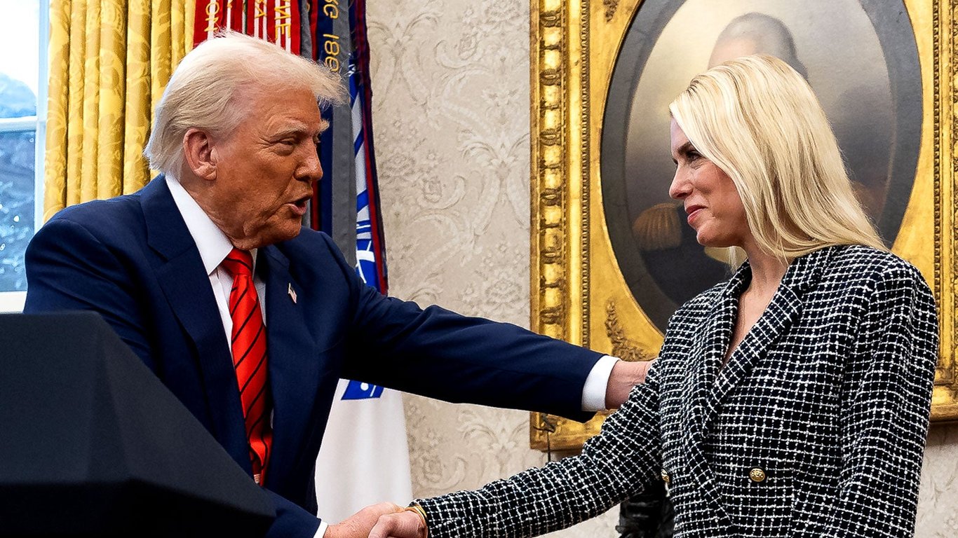 La toma de poder de Trump amenaza la democracia: ecos de la autocracia en la América moderna.