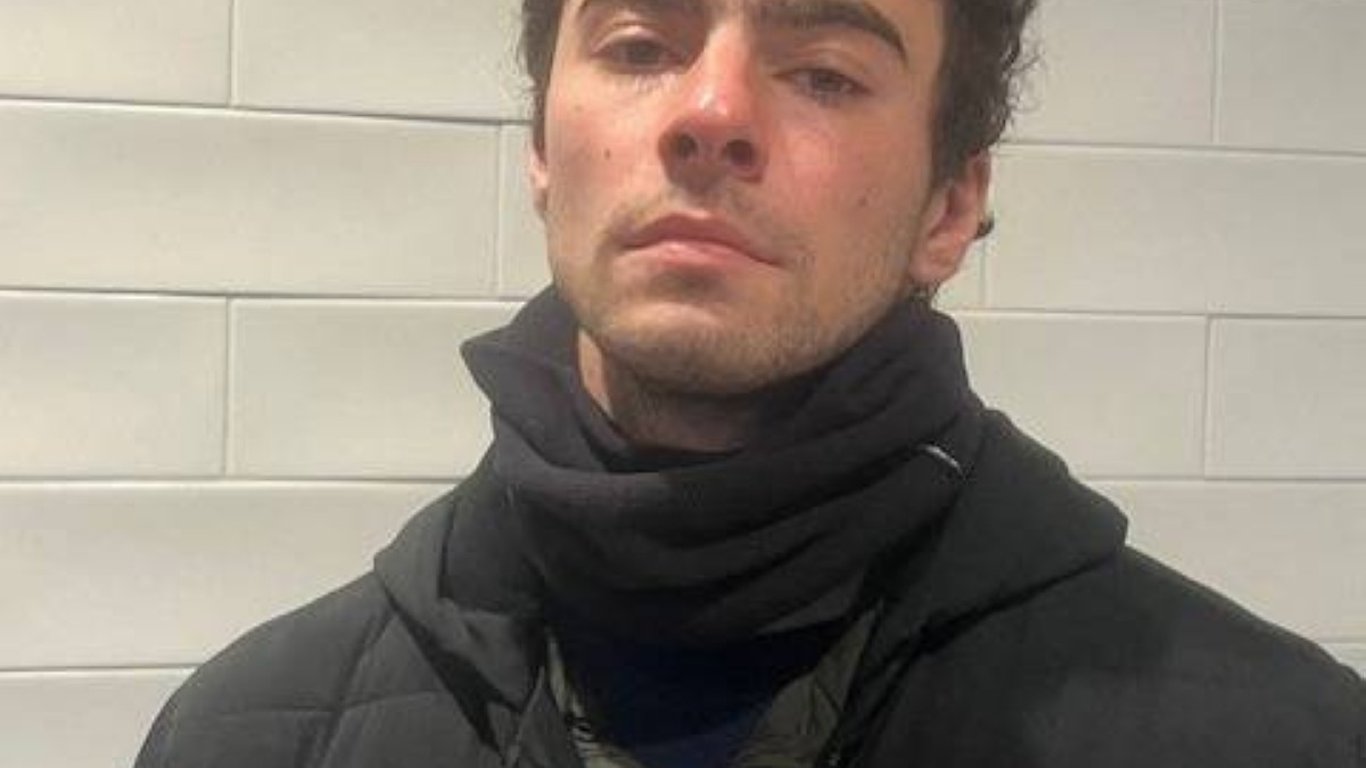 CEO de atención médica asesinado: Hombre de Nueva York acusado de terrorismo en un ataque impactante.