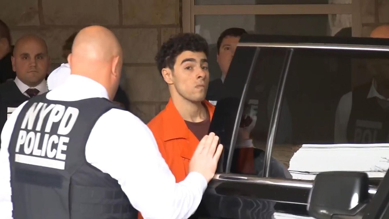 El presunto tirador Luigi Mangione, extraditado, enfrenta cargos de asesinato en un caso de Nueva York.