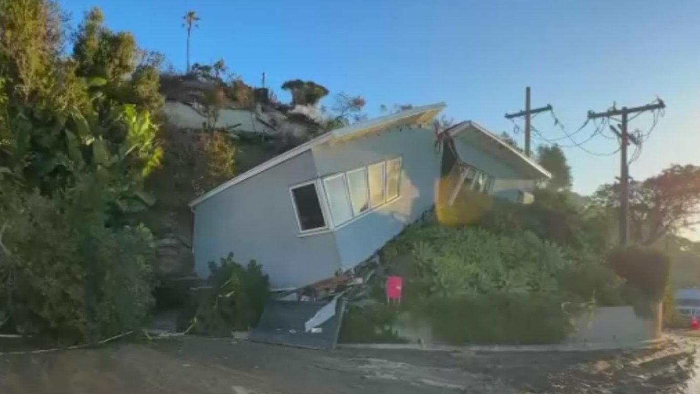 Secuelas del incendio en Palisades: Amenazas de deslizamientos de tierra acechan a las viviendas en medio de condiciones secas.