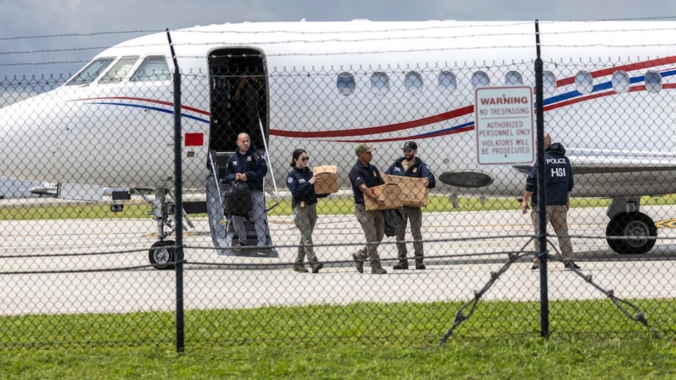 The U.S. confiscates Maduro's plane and increases pressure on his corrupt regime.