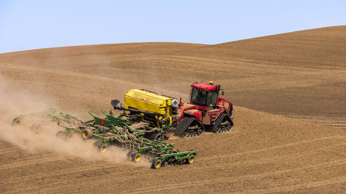 Tormentas solares interrumpen la agricultura: tractores del Medio Oeste se descontrolan en medio de impresionantes auroras.
