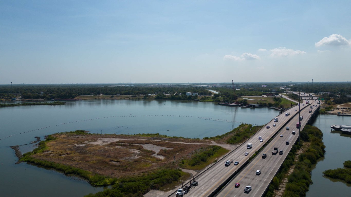 Los residentes de Channelview enfrentan una crisis de aire tóxico a medida que los niveles de benceno se disparan en medio de fallas regulatorias.