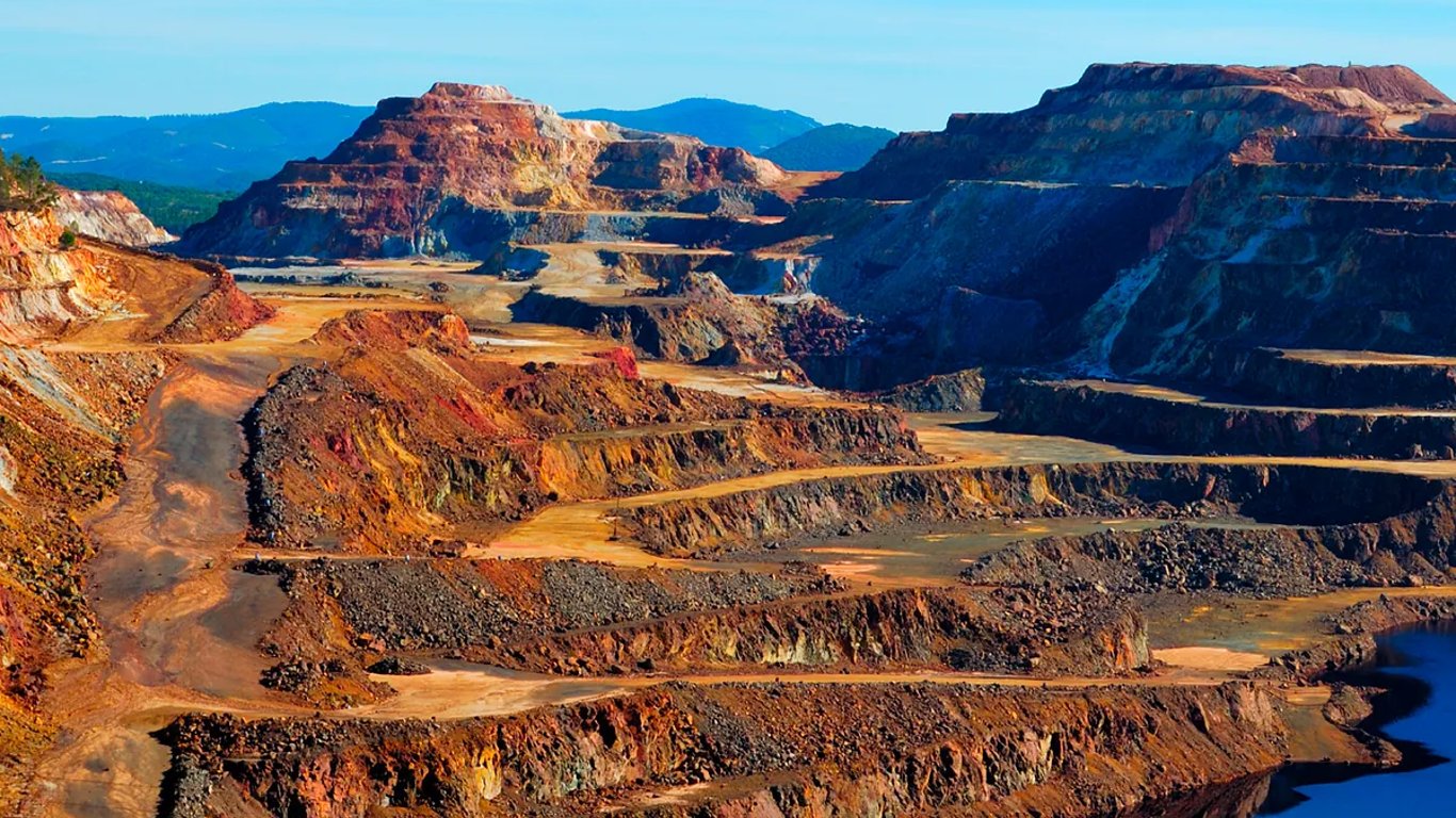 España lanza plan ambicioso para asegurar recursos mineros esenciales hasta 2029
