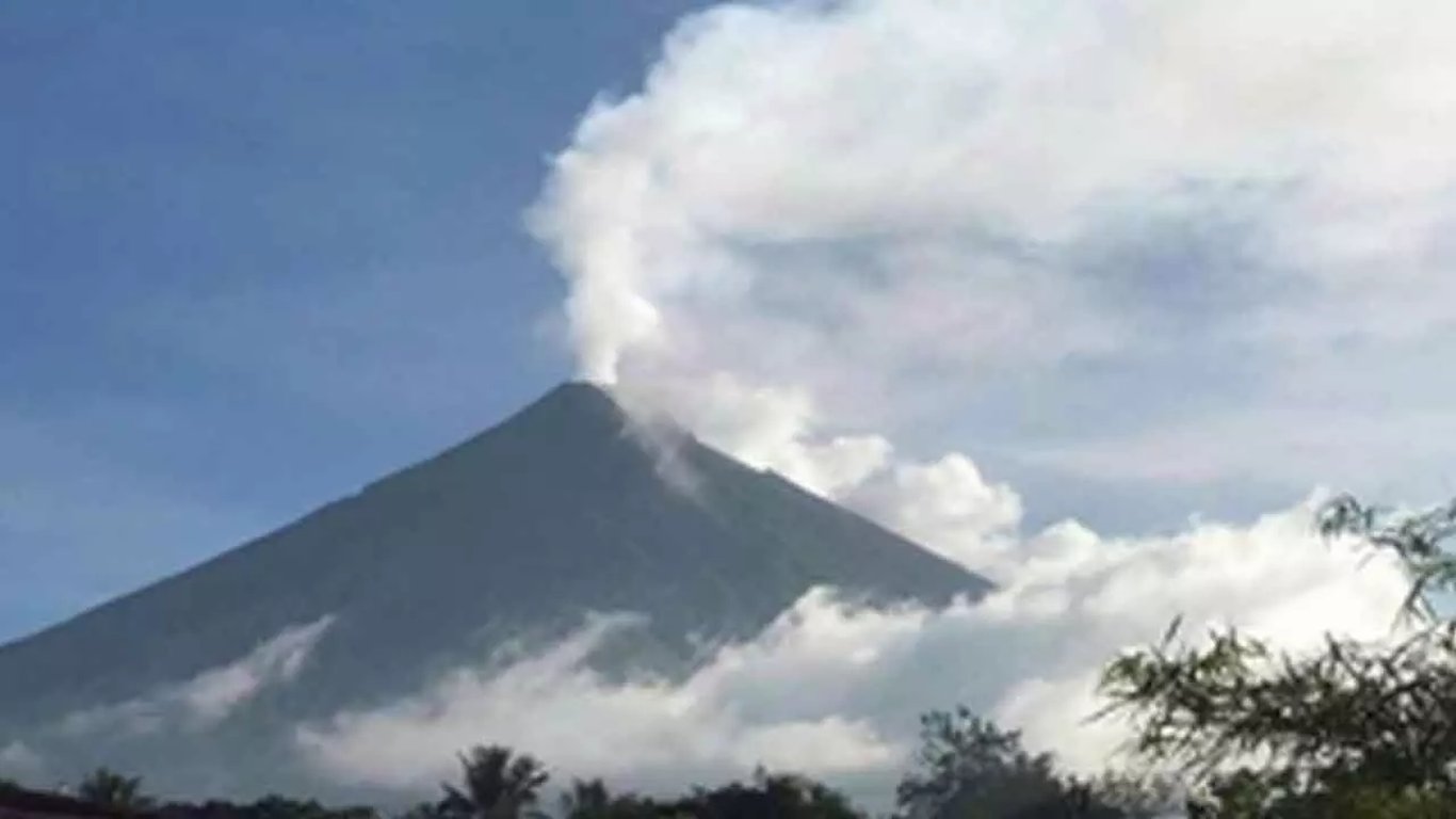 Filipinas evacua a miles mientras la erupción del monte Kanlaon amenaza a las comunidades locales.