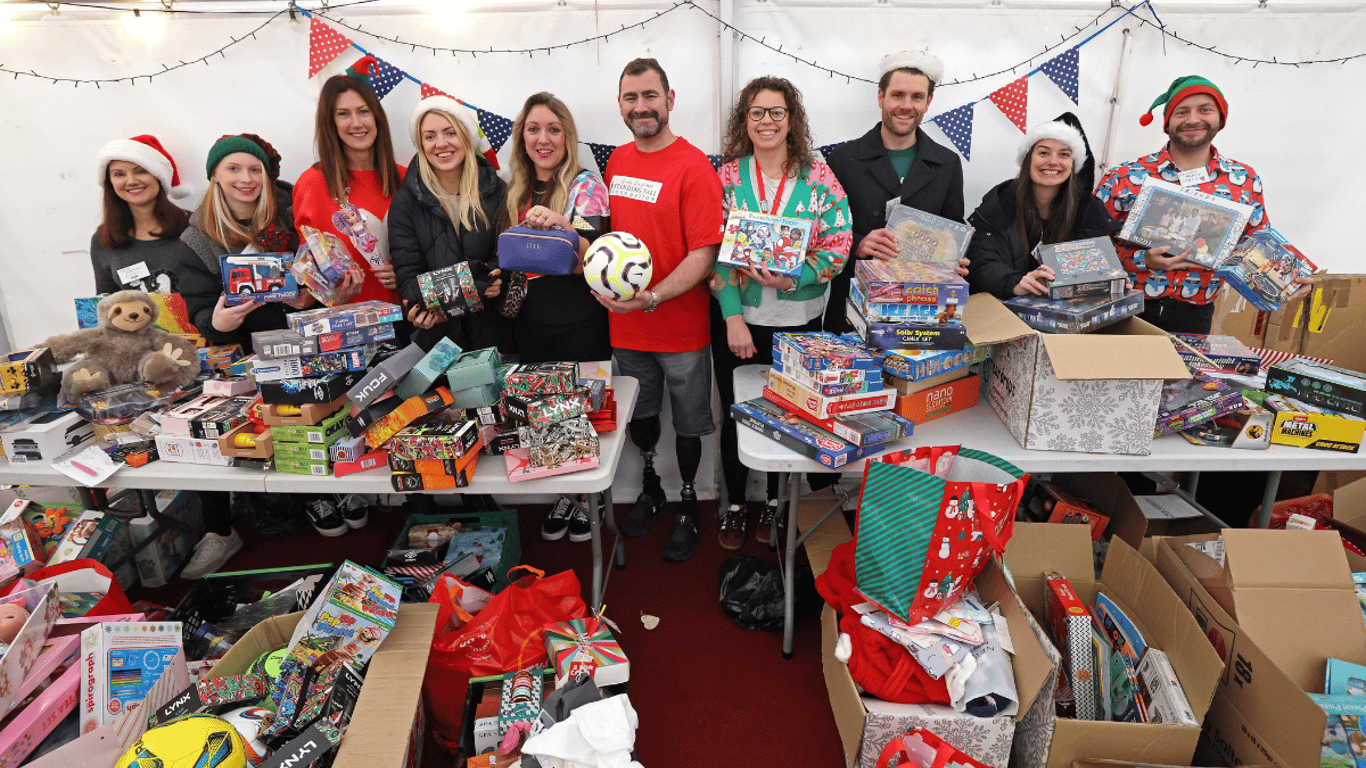 La Fundación Standing Tall entrega 1,500 regalos de Navidad a familias necesitadas en St Helens.
