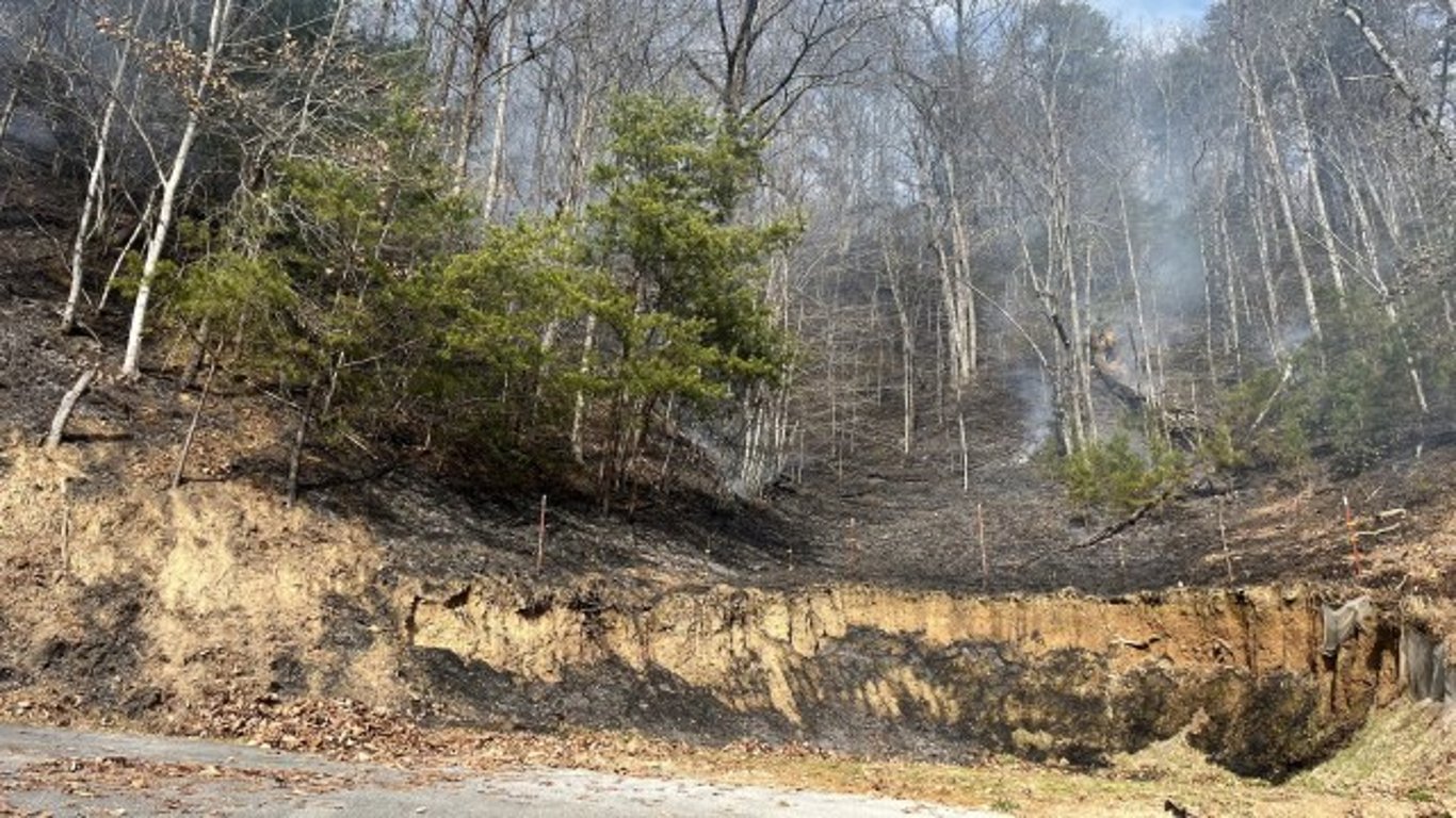 Incendio forestal contenido en el condado de Sevier mientras se insta a los residentes a mantenerse vigilantes.