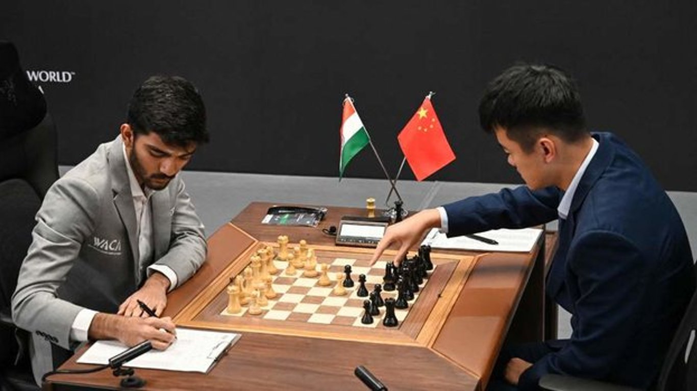 El joven prodigio indio Gukesh Dommaraju rompe récords como campeón mundial de ajedrez.